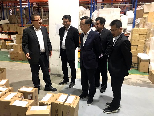 集團(tuán)董事長王達(dá)等一行參觀歌德盈香旗下也買酒平臺倉庫.jpg