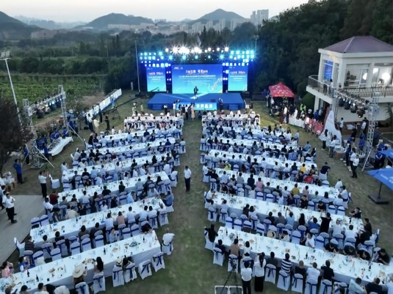 8月14日，2023第七屆青島華東國際干白節(jié)暨首屆暢飲白花節(jié)活動在華東百利酒莊舉行。此次活動由中國酒業(yè)協(xié)會葡萄酒分會、中國國際商會青島商會等單位主辦，華東公司及嶗礦公司承辦，除了蓬萊、寧夏產(chǎn)區(qū)國產(chǎn)干白品牌外，還吸引德國、智利等10多個國際品牌參會(1).jpg